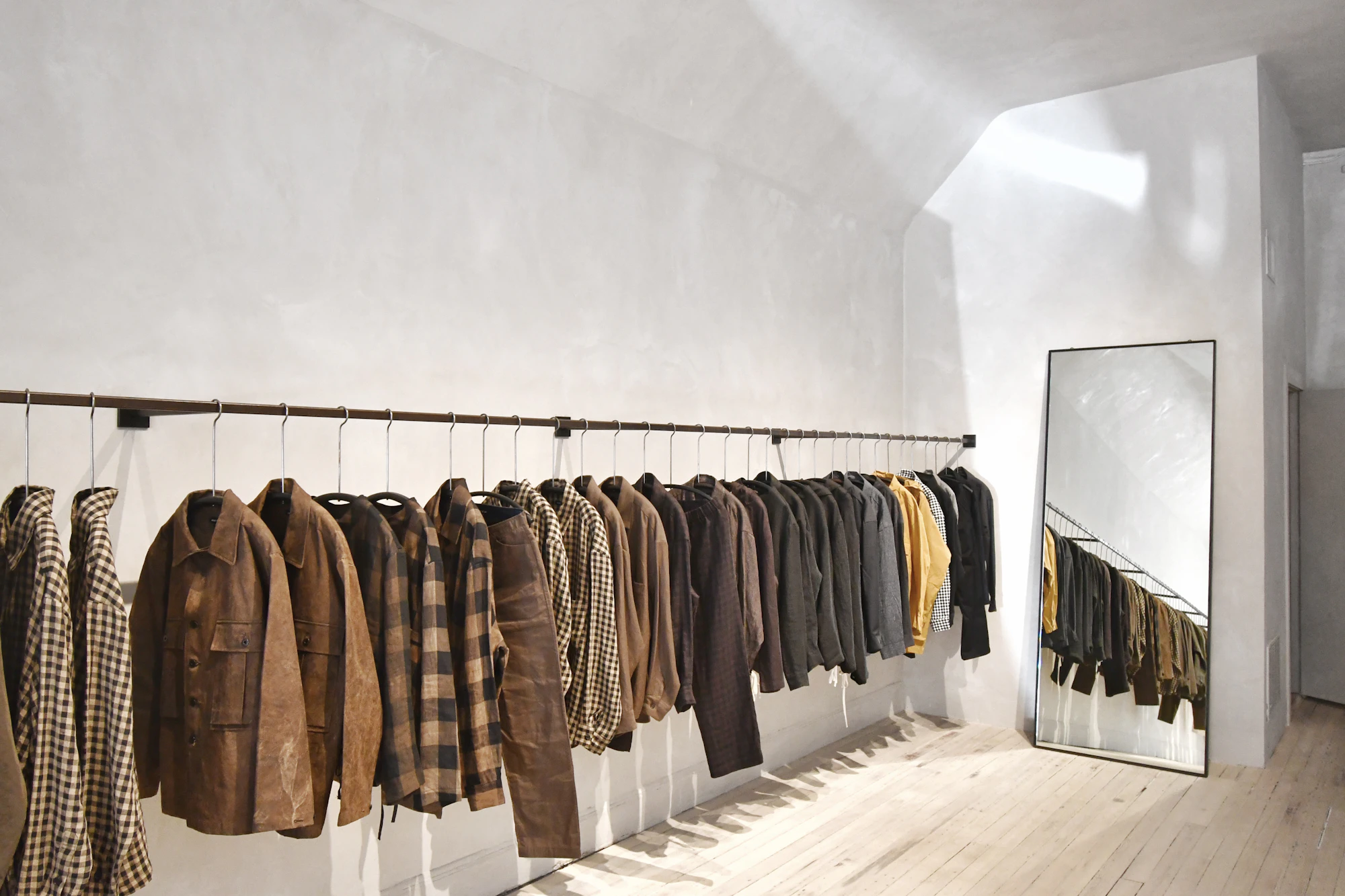 Lo stender dell'atelier con i capi della collezione