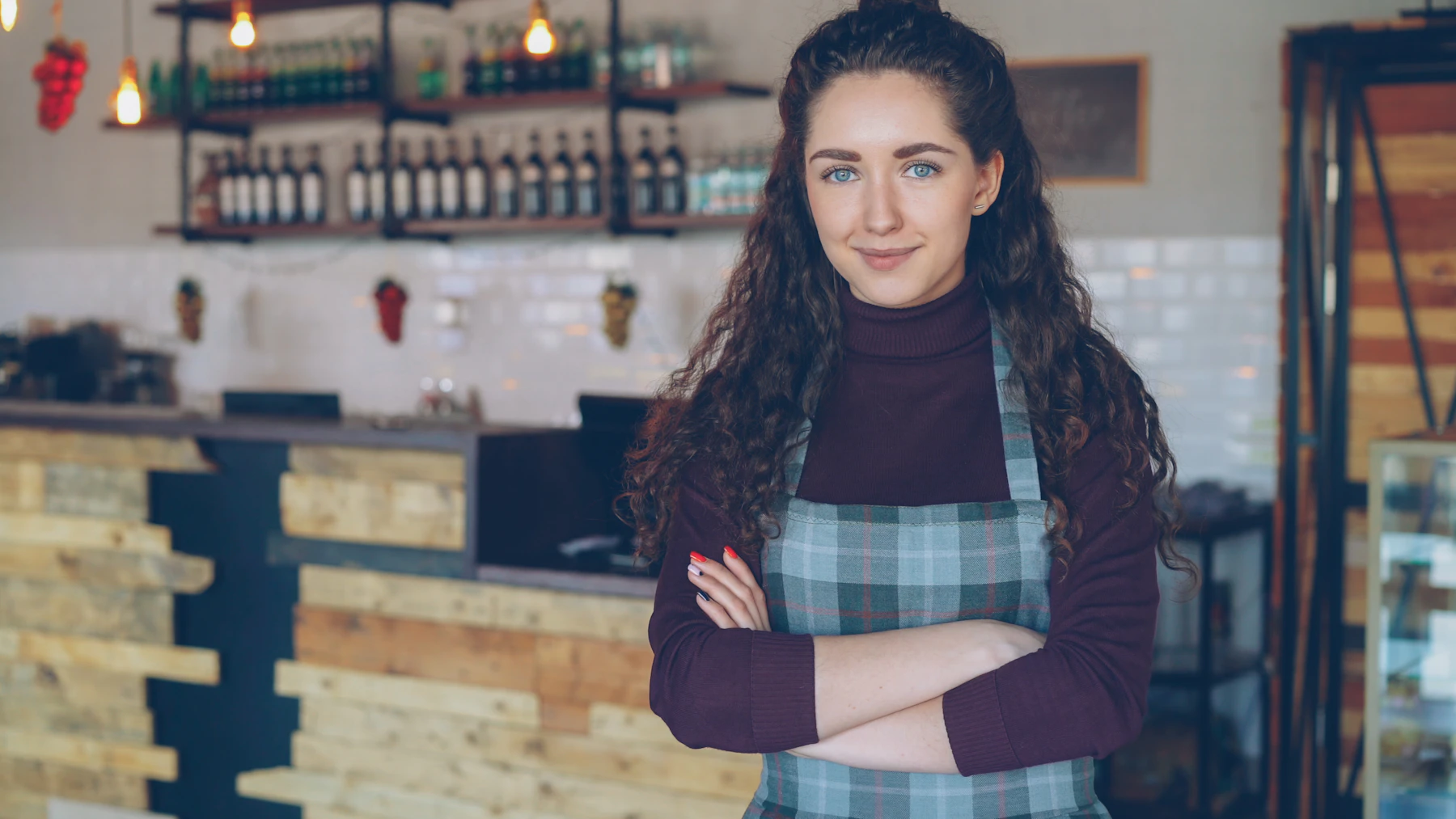 Giulia dietro il bancone del suo bar