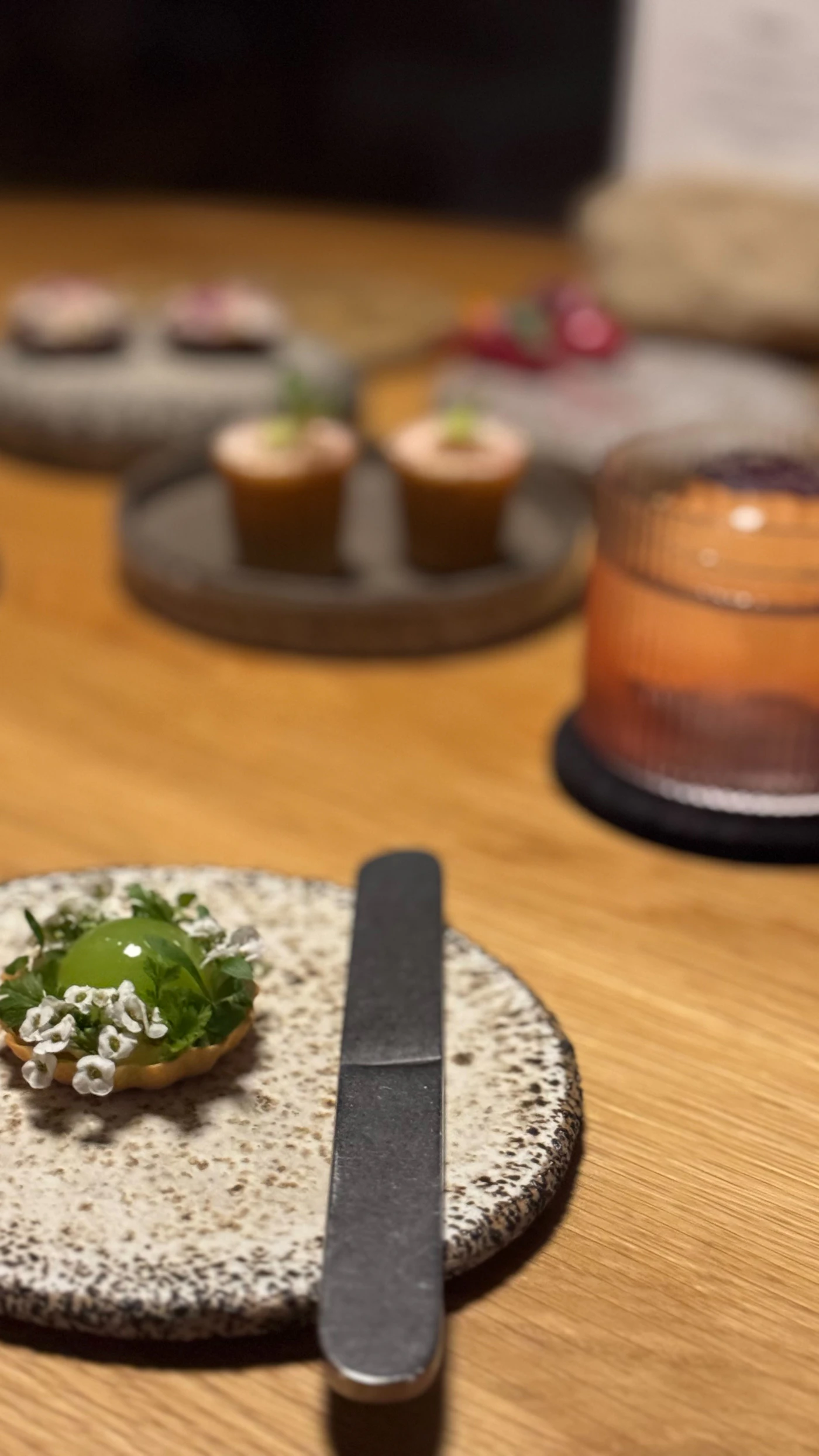 Piccoli assaggi serviti al bancone della cucina