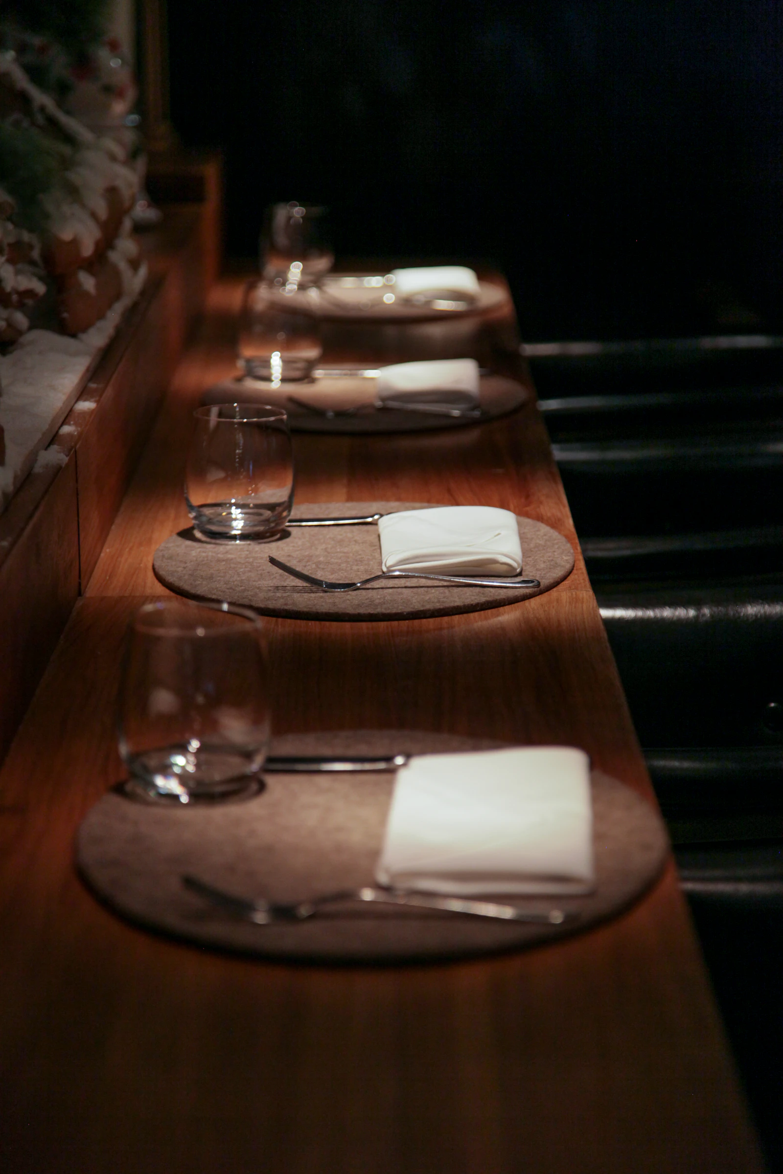 La saletta apparecchiata per una cena privata