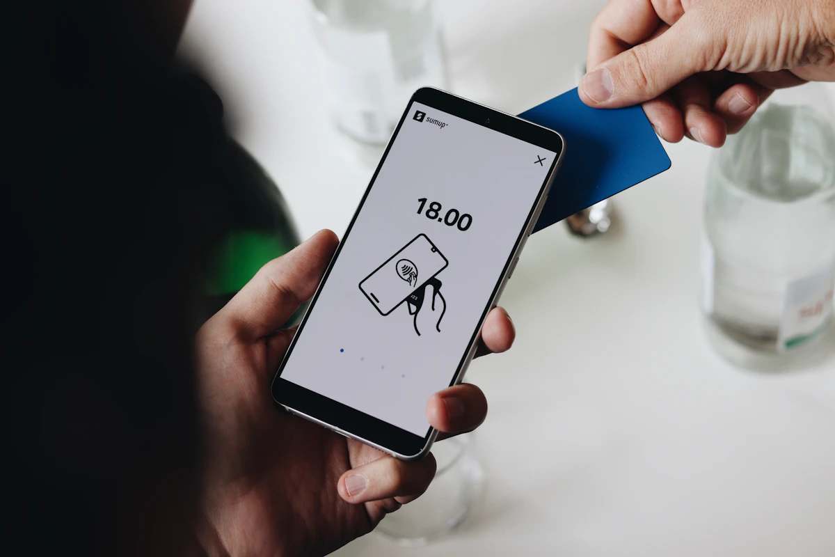 Un cliente paga con la carta avvicinandola a uno smartphone